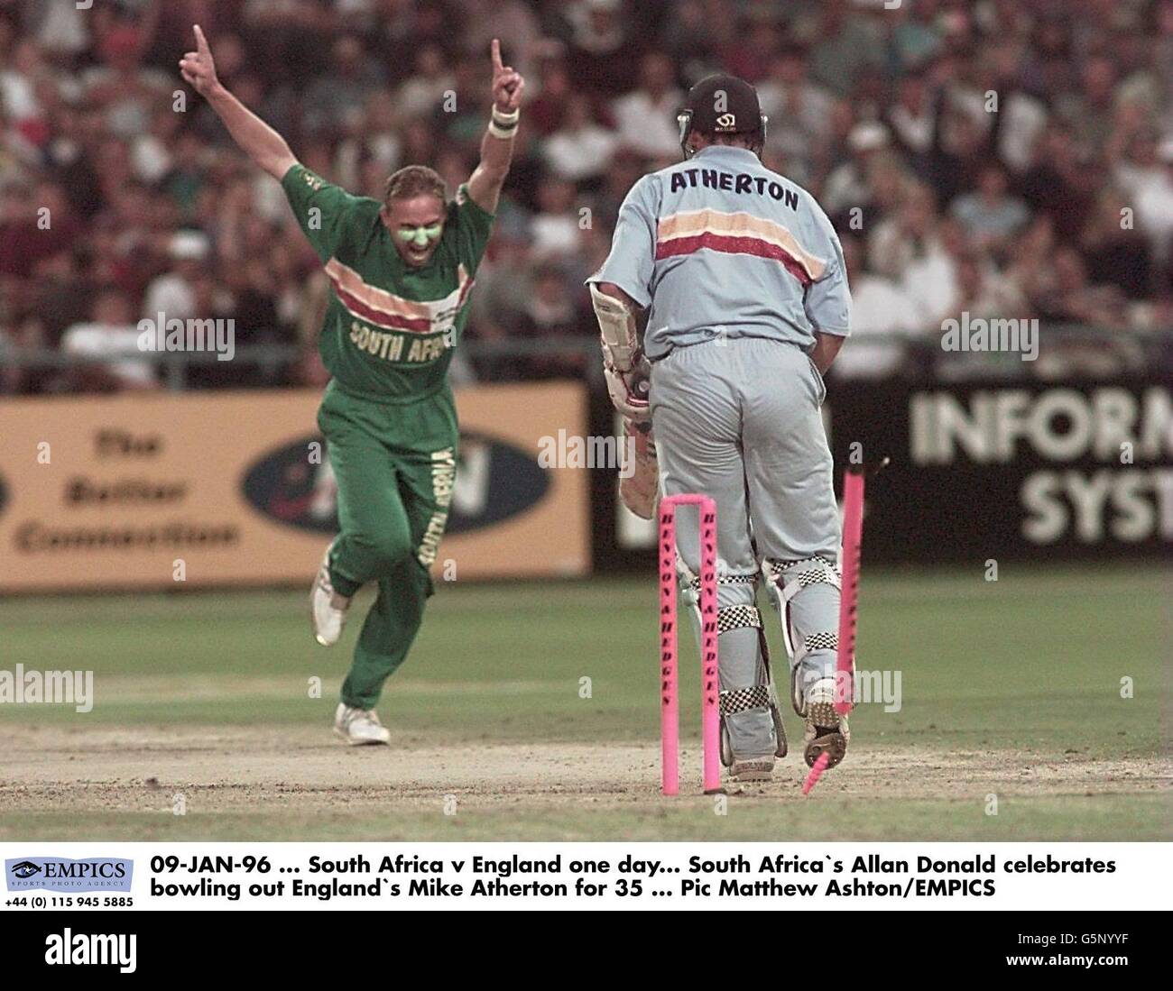 09-JAN-96, Südafrika – England eines Tages. Südafrika`s Allan Donald feiert Bowling aus England`s Mike Atherton für 35 Stockfoto